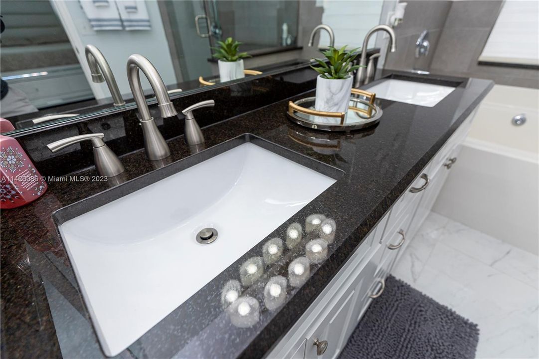 最近售出: $380,000 (3 贝兹, 2 浴室, 0 平方英尺)