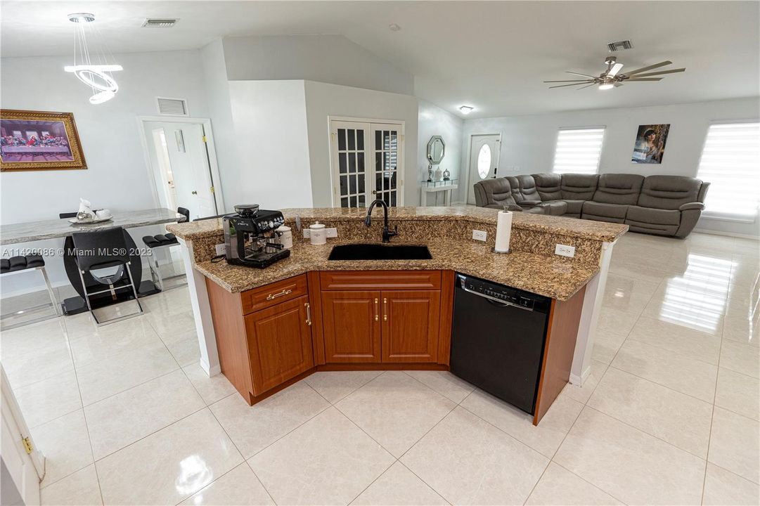 最近售出: $380,000 (3 贝兹, 2 浴室, 0 平方英尺)