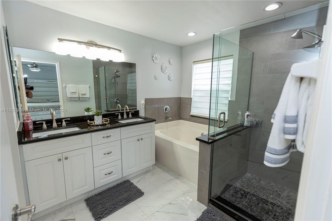 最近售出: $380,000 (3 贝兹, 2 浴室, 0 平方英尺)