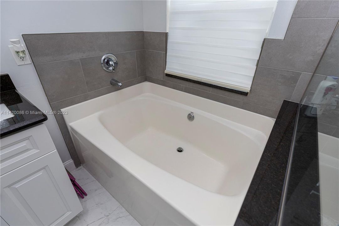 最近售出: $380,000 (3 贝兹, 2 浴室, 0 平方英尺)