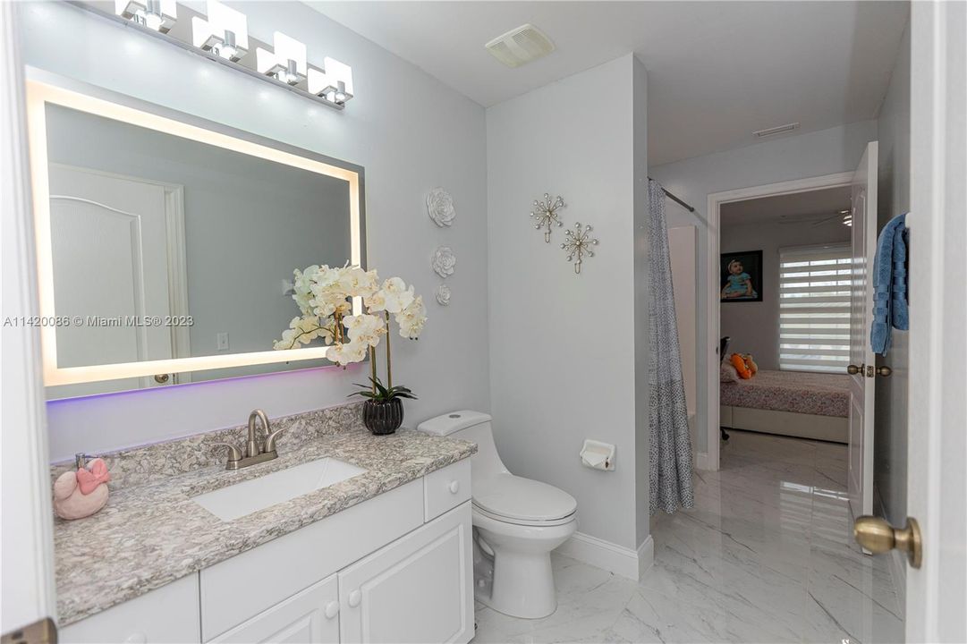 最近售出: $380,000 (3 贝兹, 2 浴室, 0 平方英尺)