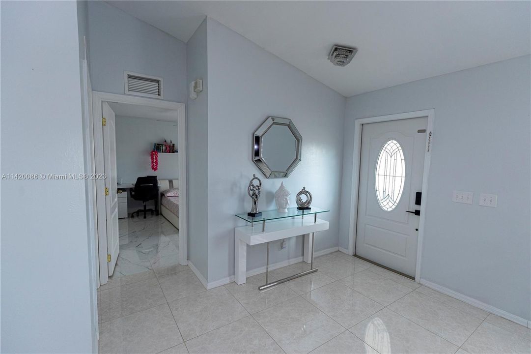 最近售出: $380,000 (3 贝兹, 2 浴室, 0 平方英尺)