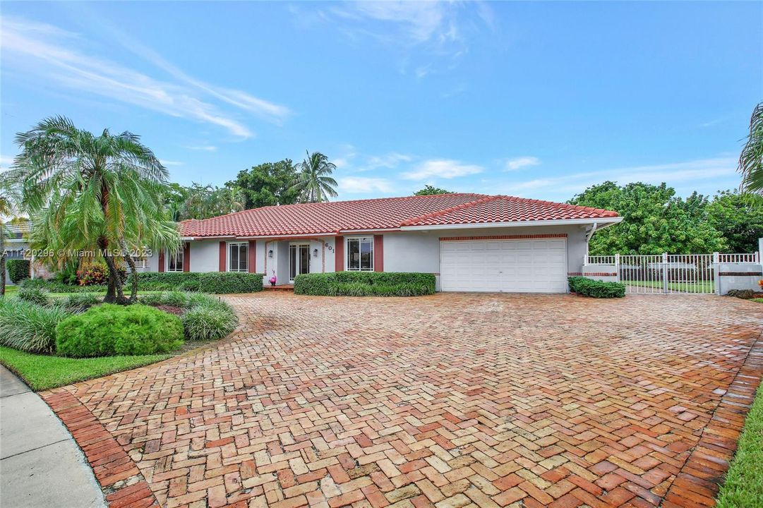 Recently Sold: $825,000 (4 beds, 3 baths, 2560 Square Feet)