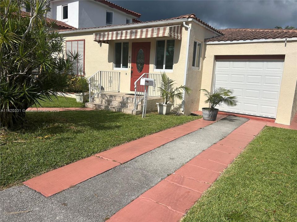Recently Rented: $5,500 (3 beds, 2 baths, 1338 Square Feet)