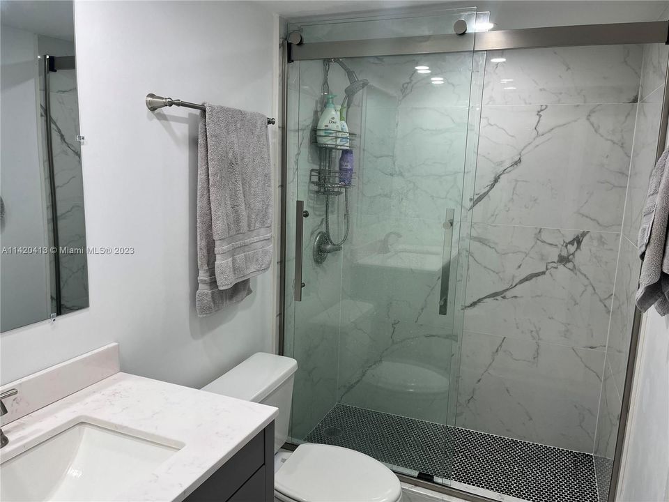 For Sale: $395,000 (1 beds, 1 baths, 736 Square Feet)