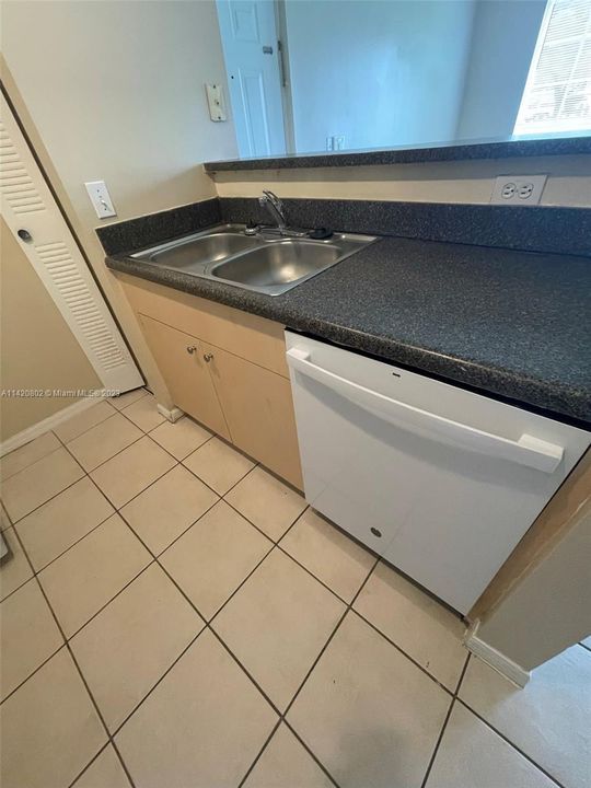 Recently Rented: $1,650 (1 beds, 1 baths, 757 Square Feet)