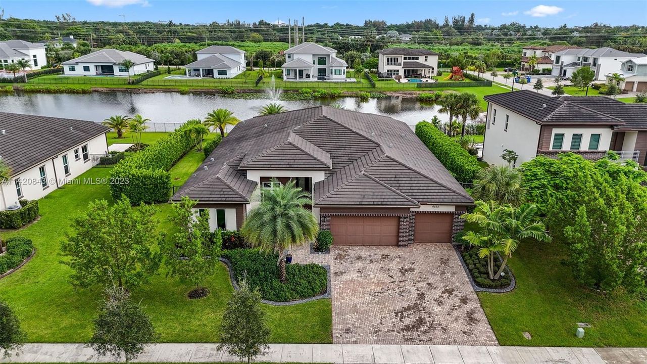 Недавно продано: $2,498,000 (5 спален, 5 ванн, 4159 Квадратных фут)
