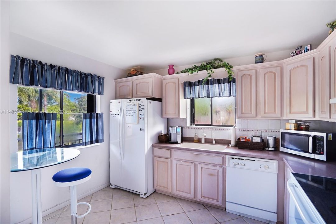 Recently Sold: $310,000 (2 beds, 2 baths, 1231 Square Feet)