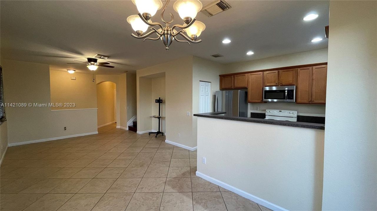Vendido Recientemente: $299,000 (2 camas, 2 baños, 1199 Pies cuadrados)