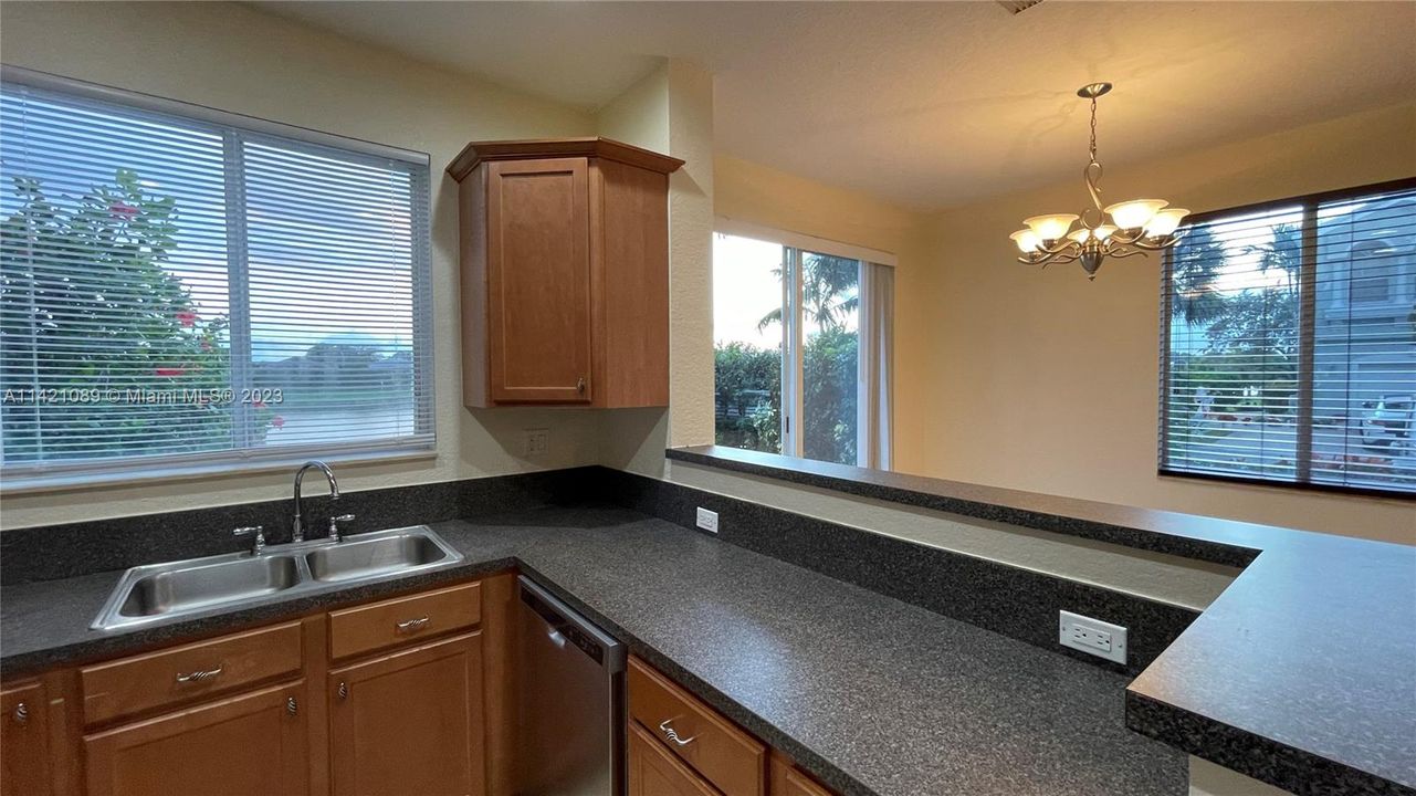 Vendido Recientemente: $299,000 (2 camas, 2 baños, 1199 Pies cuadrados)