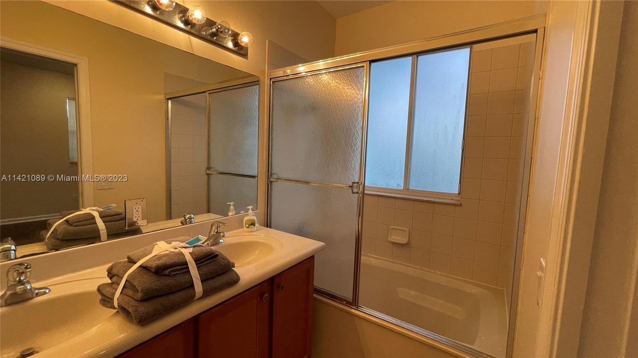 Vendido Recientemente: $299,000 (2 camas, 2 baños, 1199 Pies cuadrados)