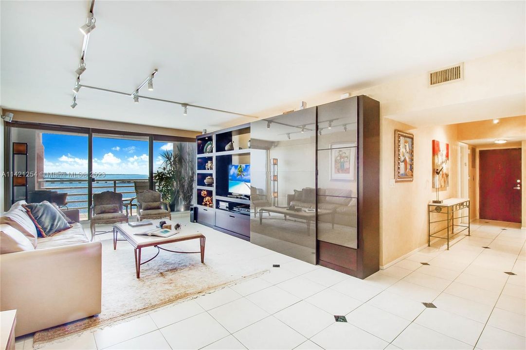 Recently Sold: $649,000 (2 beds, 2 baths, 1640 Square Feet)