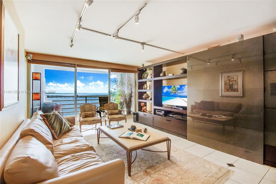 Recently Sold: $649,000 (2 beds, 2 baths, 1640 Square Feet)