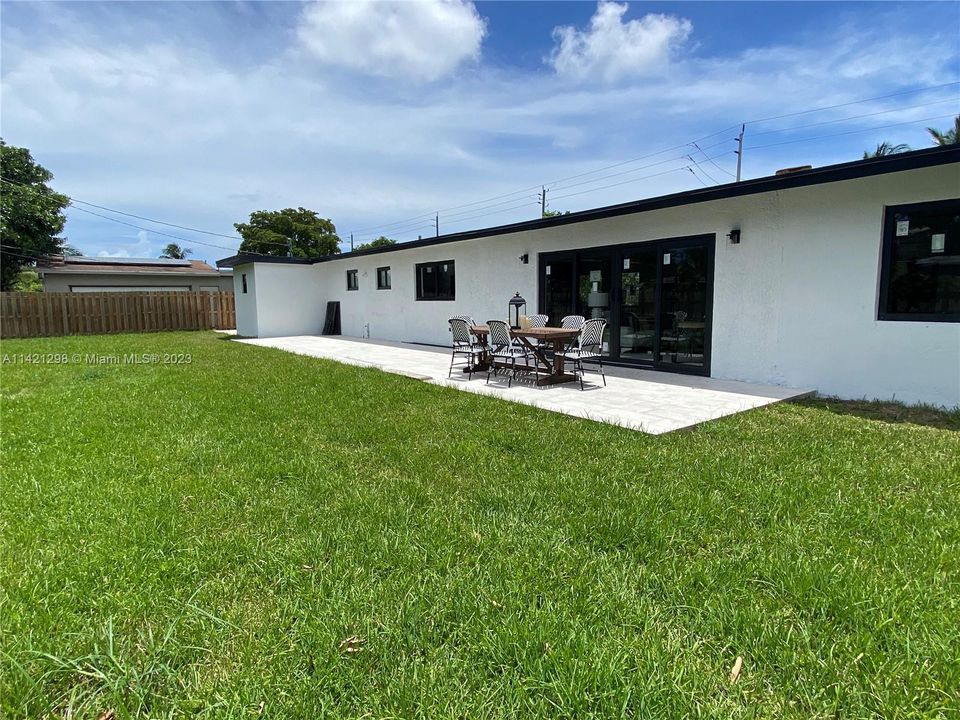 Recently Sold: $945,000 (4 beds, 3 baths, 1820 Square Feet)