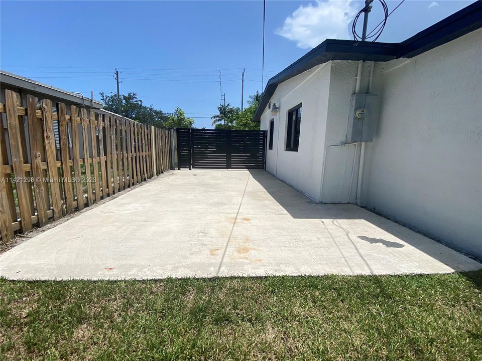 Recently Sold: $945,000 (4 beds, 3 baths, 1820 Square Feet)