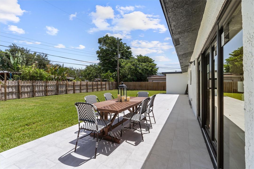 Recently Sold: $945,000 (4 beds, 3 baths, 1820 Square Feet)