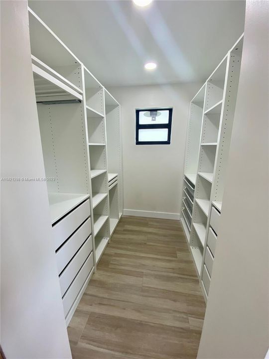 Recently Sold: $945,000 (4 beds, 3 baths, 1820 Square Feet)