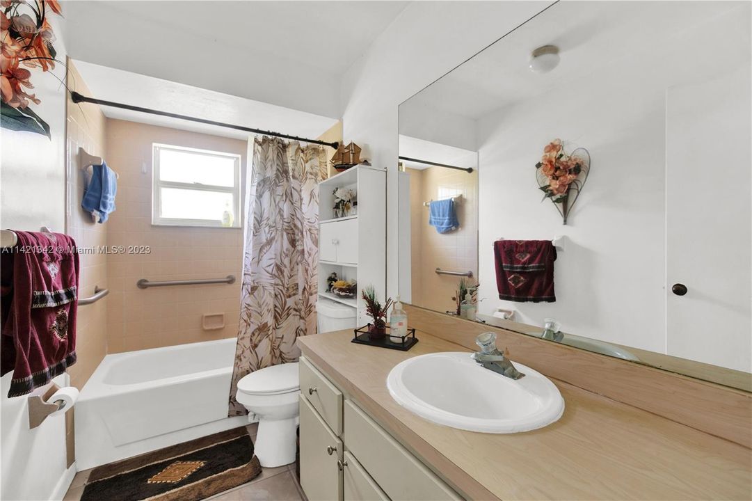 最近售出: $425,000 (2 贝兹, 2 浴室, 0 平方英尺)