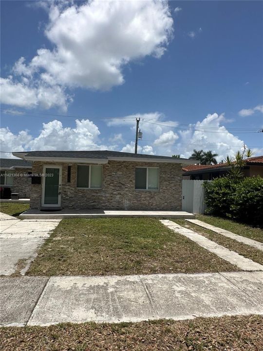 Recently Rented: $2,600 (2 beds, 1 baths, 900 Square Feet)