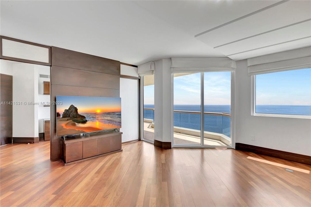 Recently Sold: $5,405,000 (4 beds, 4 baths, 4415 Square Feet)