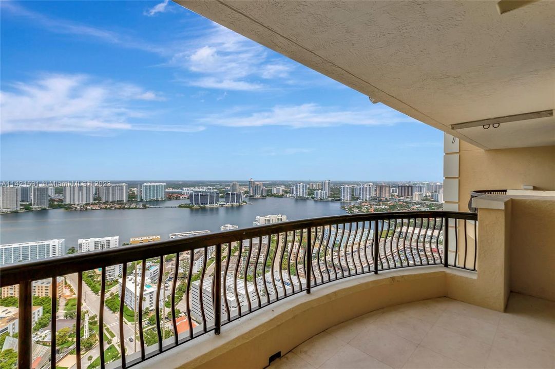 Recently Sold: $5,405,000 (4 beds, 4 baths, 4415 Square Feet)