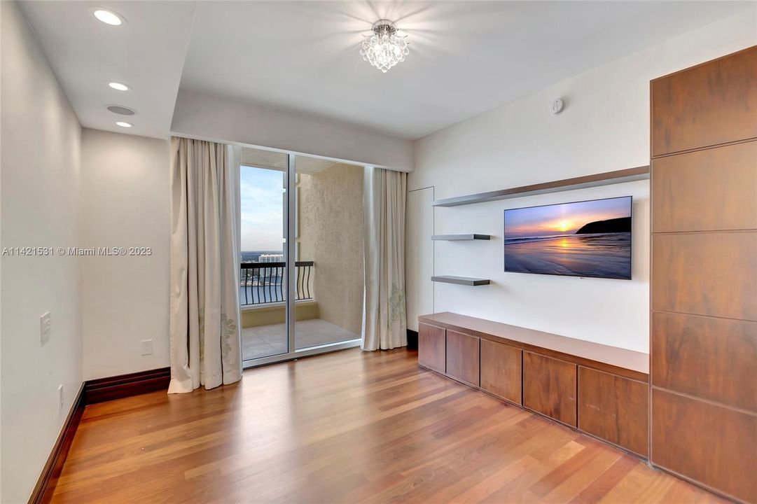 Recently Sold: $5,405,000 (4 beds, 4 baths, 4415 Square Feet)