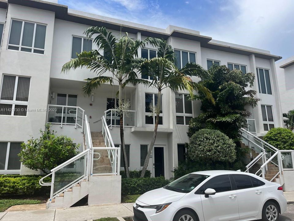 Recently Rented: $3,400 (3 beds, 2 baths, 1689 Square Feet)