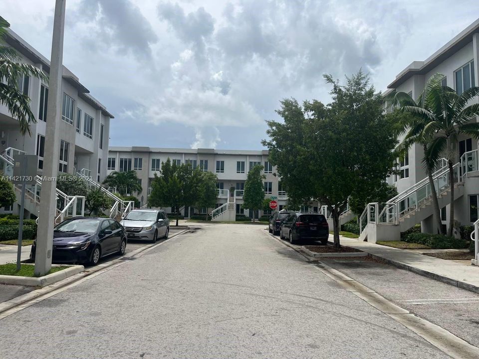 Recently Rented: $3,400 (3 beds, 2 baths, 1689 Square Feet)