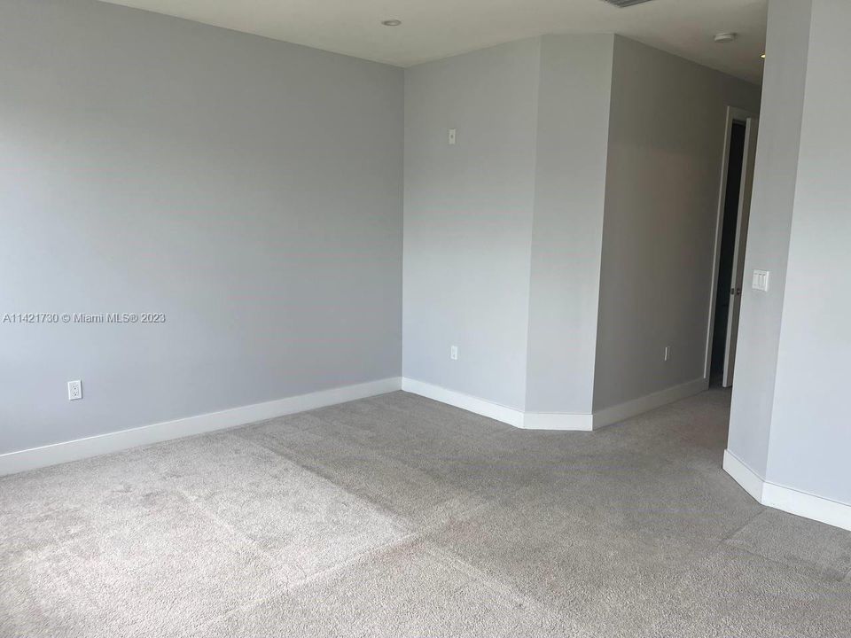 Recently Rented: $3,400 (3 beds, 2 baths, 1689 Square Feet)
