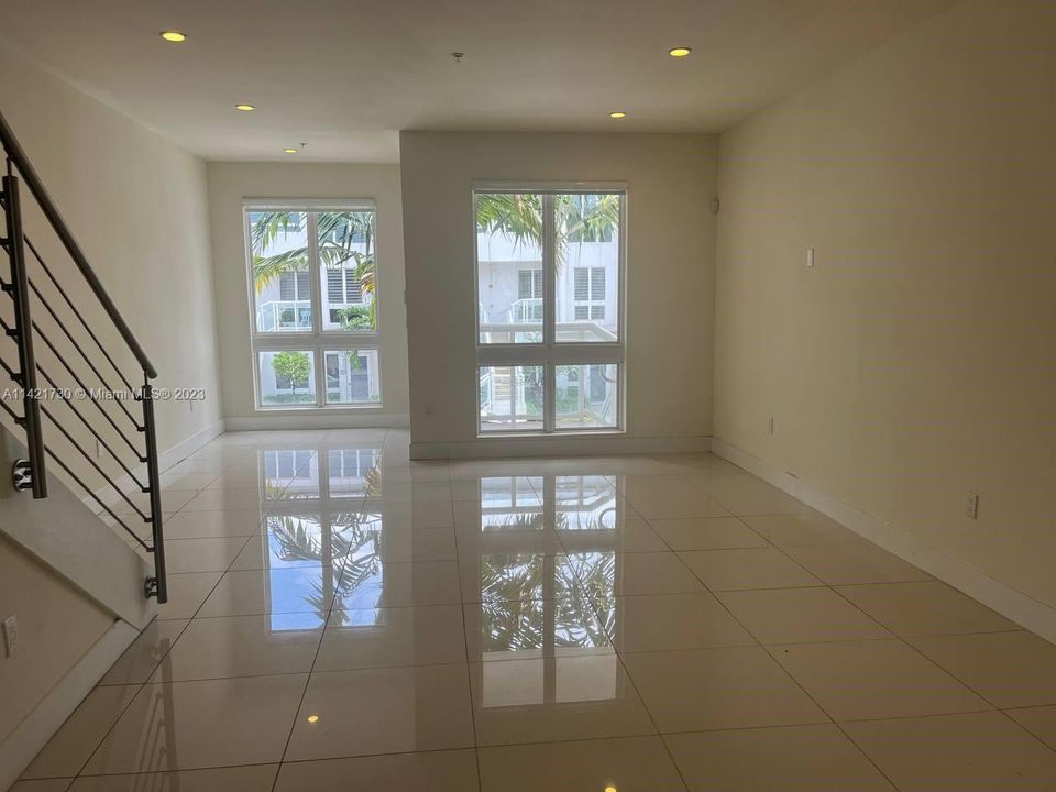 Recently Rented: $3,400 (3 beds, 2 baths, 1689 Square Feet)