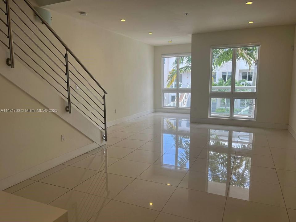 Recently Rented: $3,400 (3 beds, 2 baths, 1689 Square Feet)