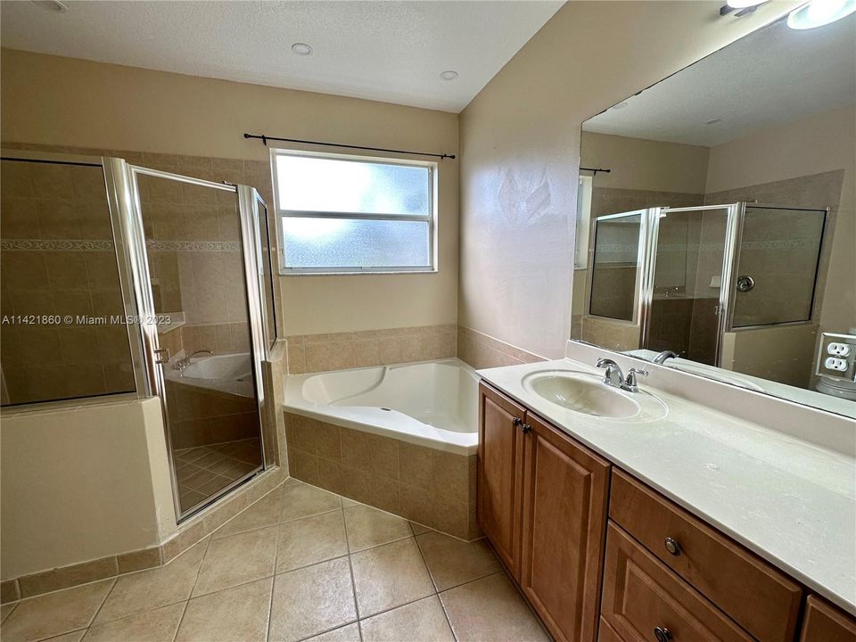 Недавно арендовано: $3,900 (4 спален, 3 ванн, 2975 Квадратных фут)