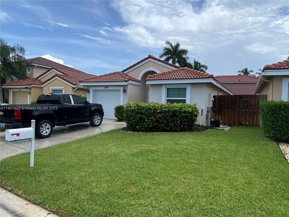 Recently Sold: $499,000 (3 beds, 2 baths, 1443 Square Feet)