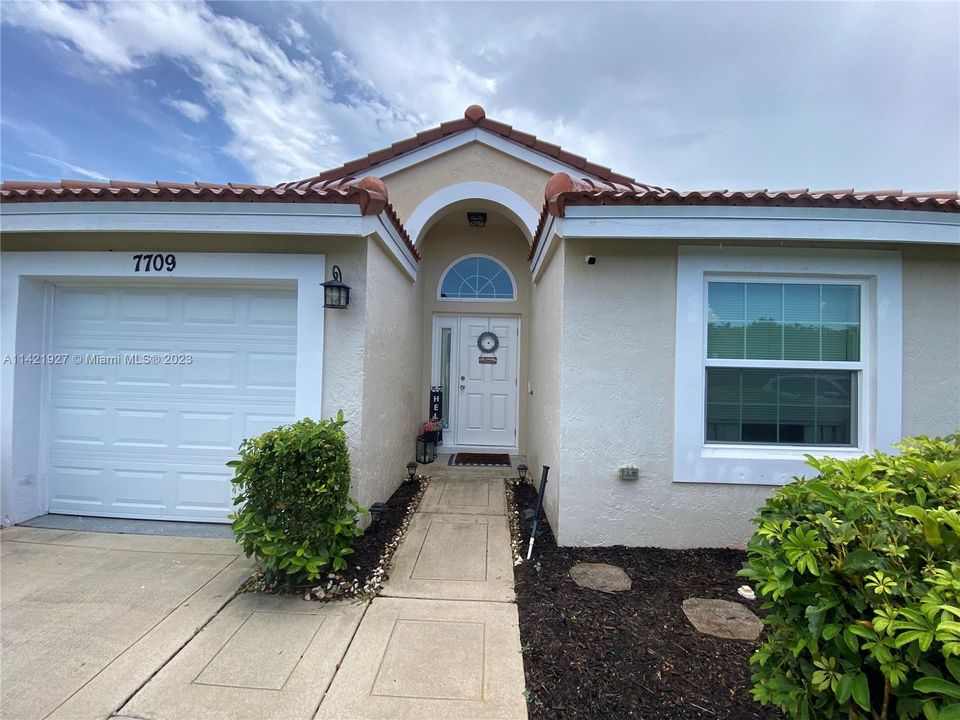 Recently Sold: $499,000 (3 beds, 2 baths, 1443 Square Feet)