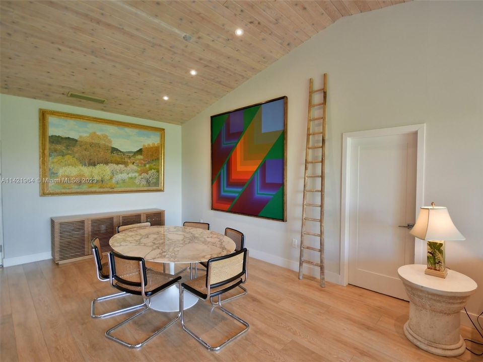 Recently Sold: $975,000 (2 beds, 2 baths, 1450 Square Feet)