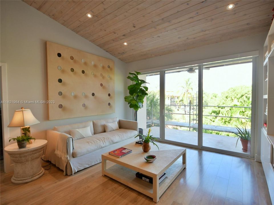 Recently Sold: $975,000 (2 beds, 2 baths, 1450 Square Feet)