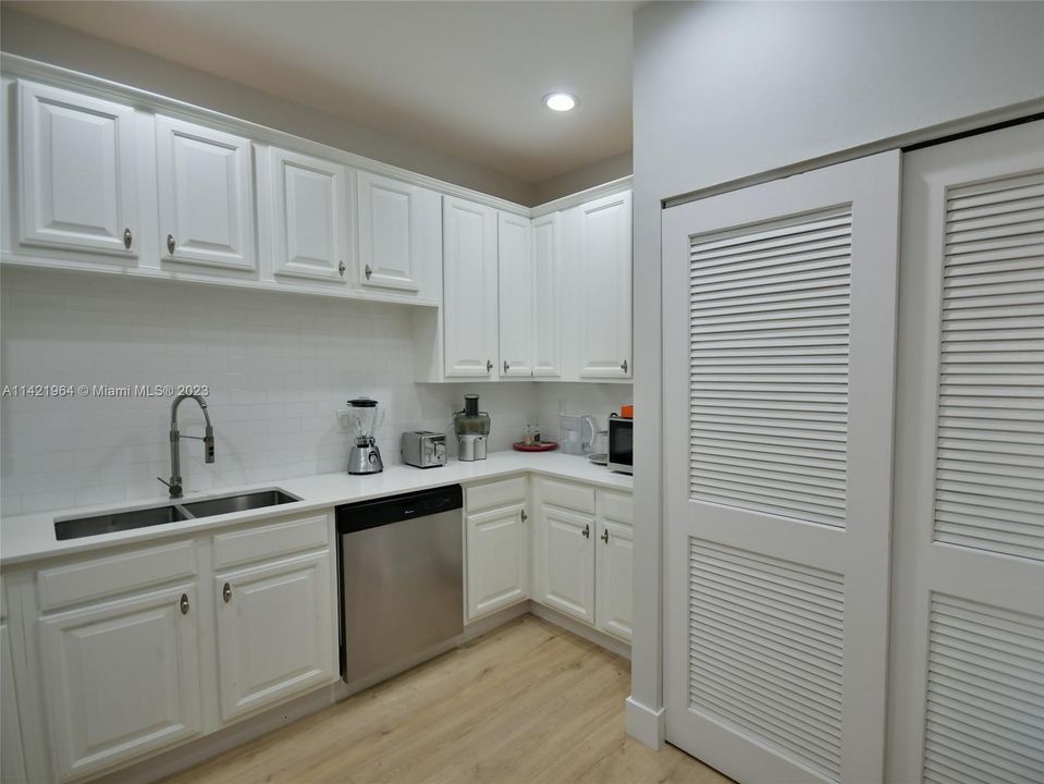 Recently Sold: $975,000 (2 beds, 2 baths, 1450 Square Feet)