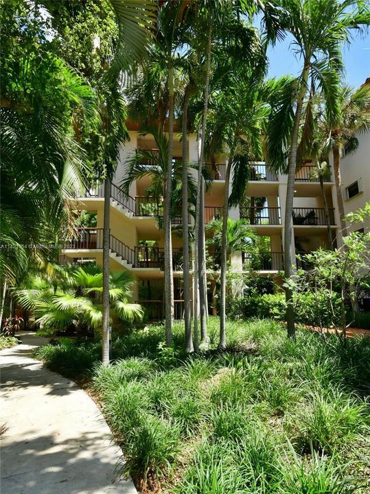 Recently Sold: $975,000 (2 beds, 2 baths, 1450 Square Feet)