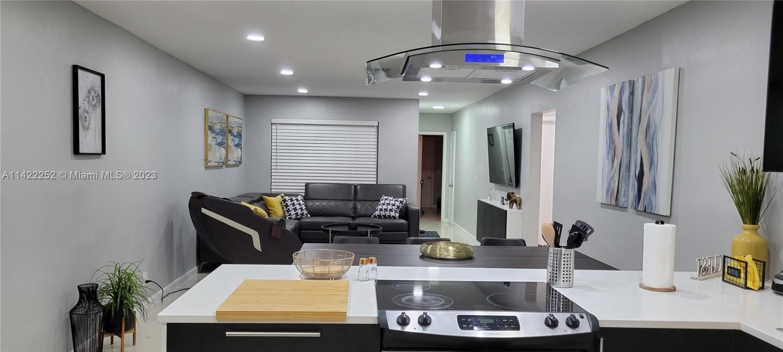 Recently Rented: $3,300 (3 beds, 2 baths, 1400 Square Feet)