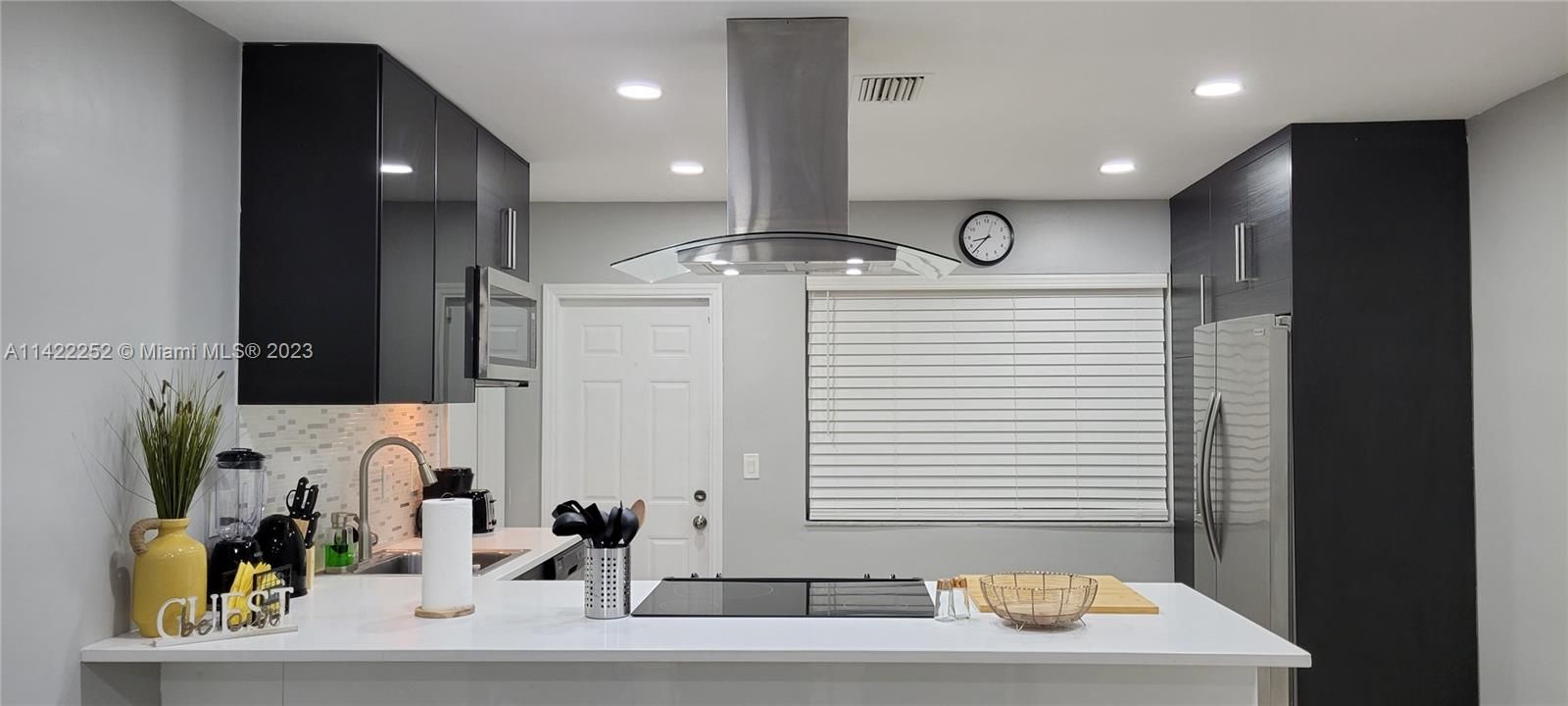 Recently Rented: $3,300 (3 beds, 2 baths, 1400 Square Feet)