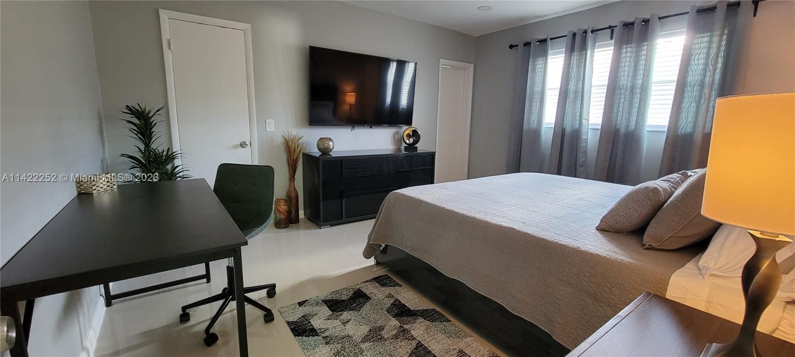 Recently Rented: $3,300 (3 beds, 2 baths, 1400 Square Feet)