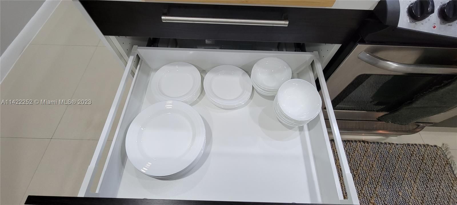 Recently Rented: $3,300 (3 beds, 2 baths, 1400 Square Feet)