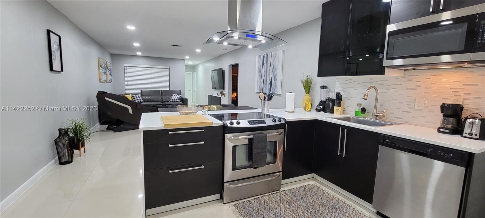 Recently Rented: $3,300 (3 beds, 2 baths, 1400 Square Feet)