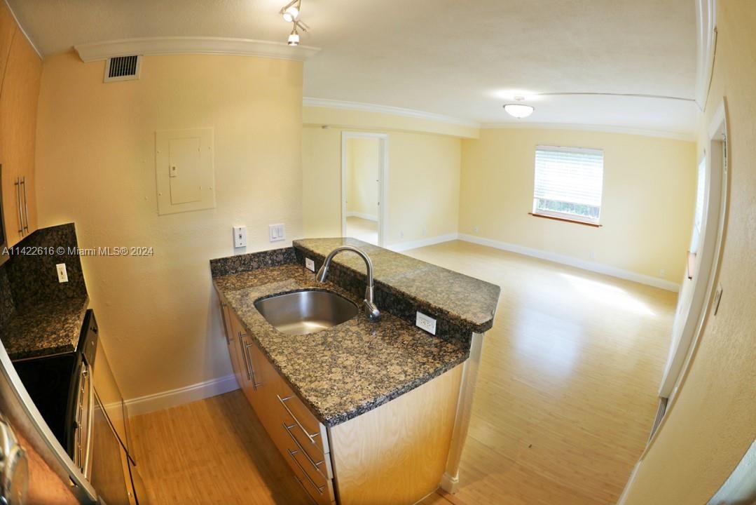 For Sale: $221,900 (2 beds, 1 baths, 675 Square Feet)