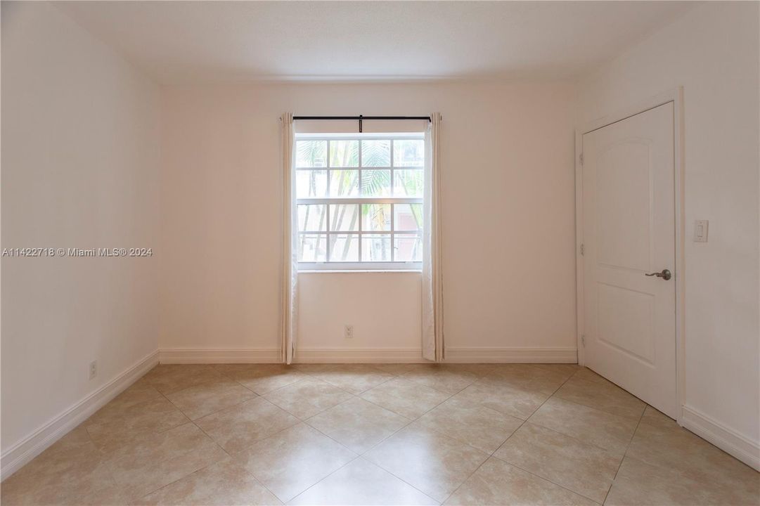 For Sale: $209,000 (1 beds, 1 baths, 685 Square Feet)