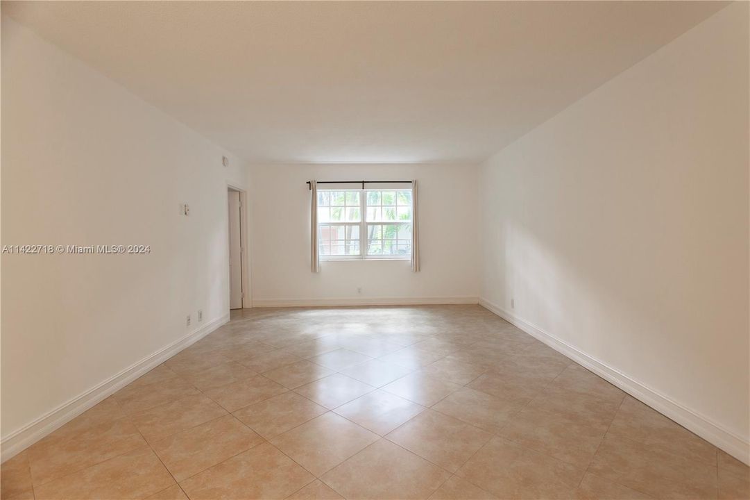 Active With Contract: $190,000 (1 beds, 1 baths, 685 Square Feet)