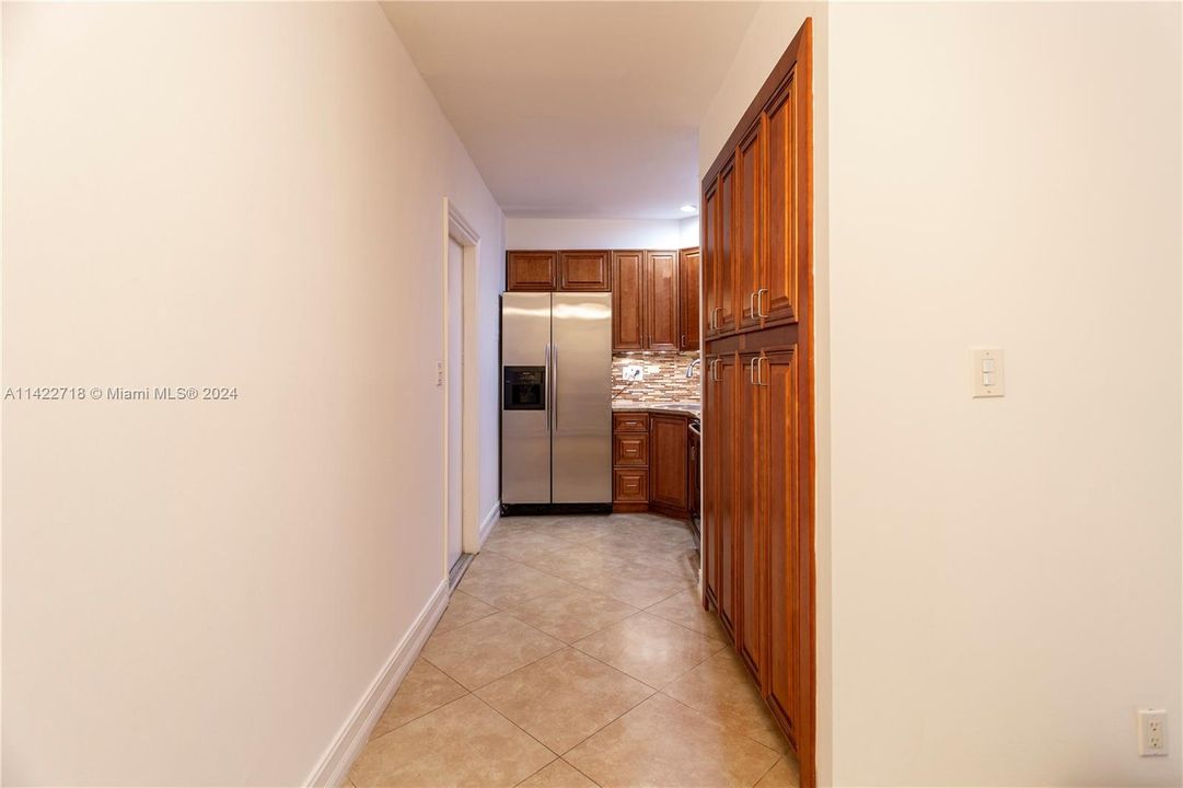 For Sale: $209,000 (1 beds, 1 baths, 685 Square Feet)