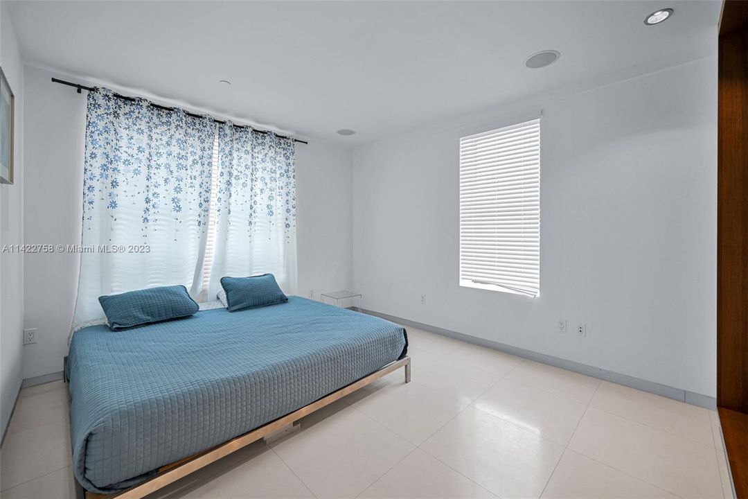 Vendido Recientemente: $1,400,000 (4 camas, 3 baños, 1622 Pies cuadrados)