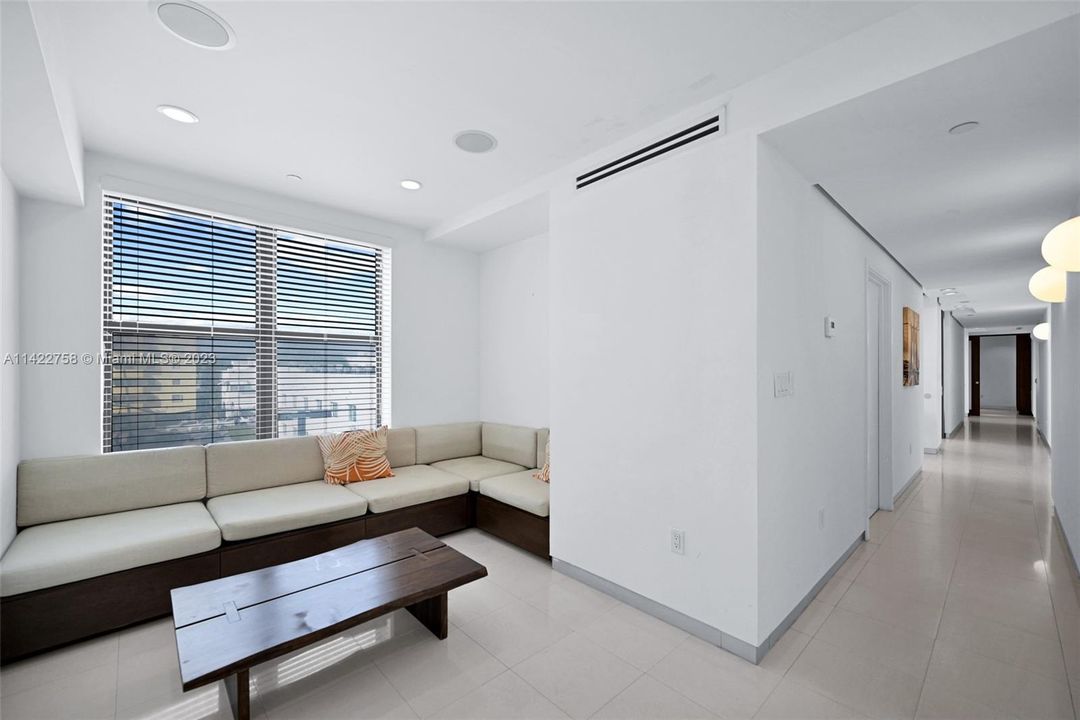 Vendido Recientemente: $1,400,000 (4 camas, 3 baños, 1622 Pies cuadrados)