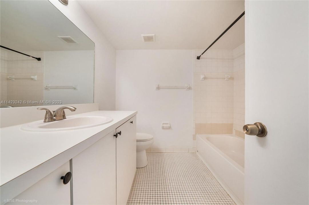 Recently Rented: $2,100 (2 beds, 2 baths, 1090 Square Feet)